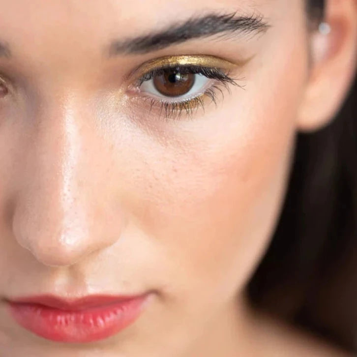 Nahaufnahme eines Augens, geschminkt mit dem Jojoba Eye Pencil "Oro" von Ere Perez. North Glow