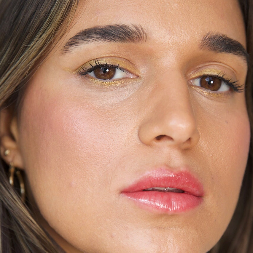 Aufnahme eines Gesichts, Augen geschminkt mit dem Jojoba Eye Pencil "Oro" von Ere Perez. North Glow