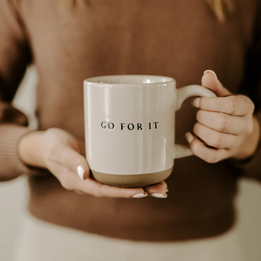 2 Hände halten die Kaffeetasse "Go for it" von Sweet Water Decor.