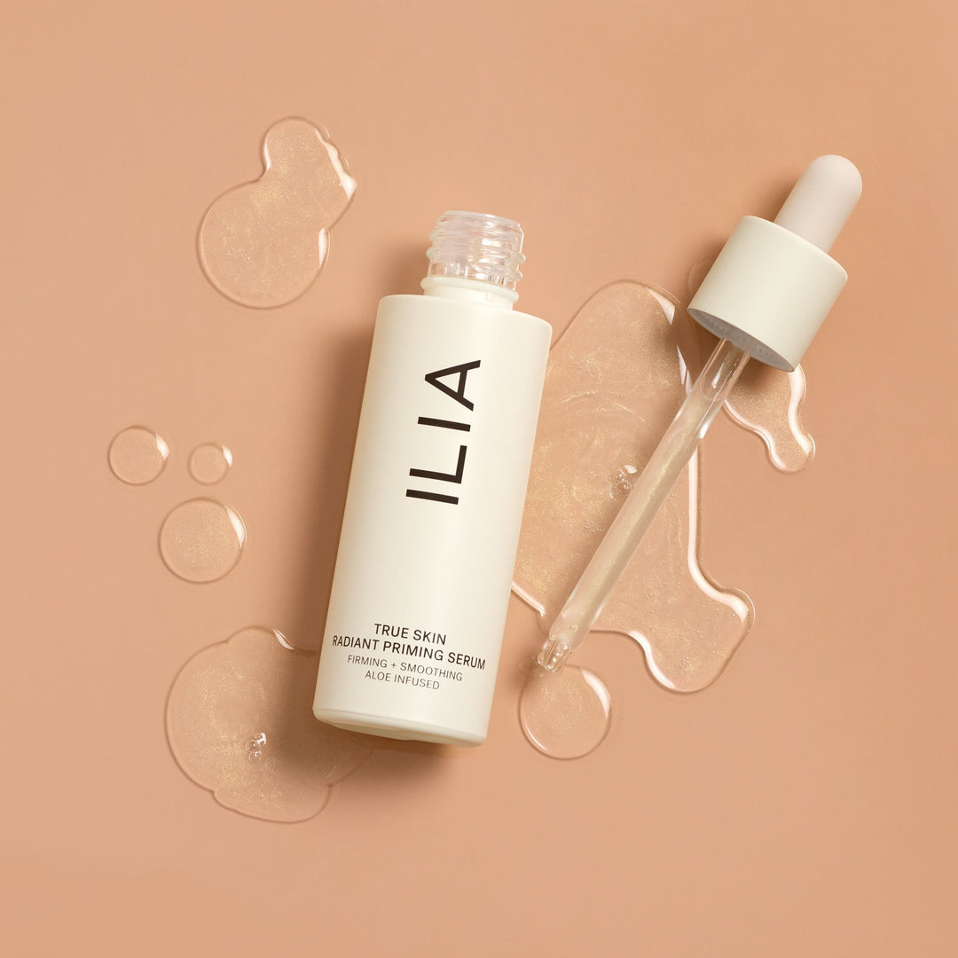 Ausgelaufene ILIA True Skin Radiant Priming Serum Flasche mit daneben liegender Pipette. North Glow