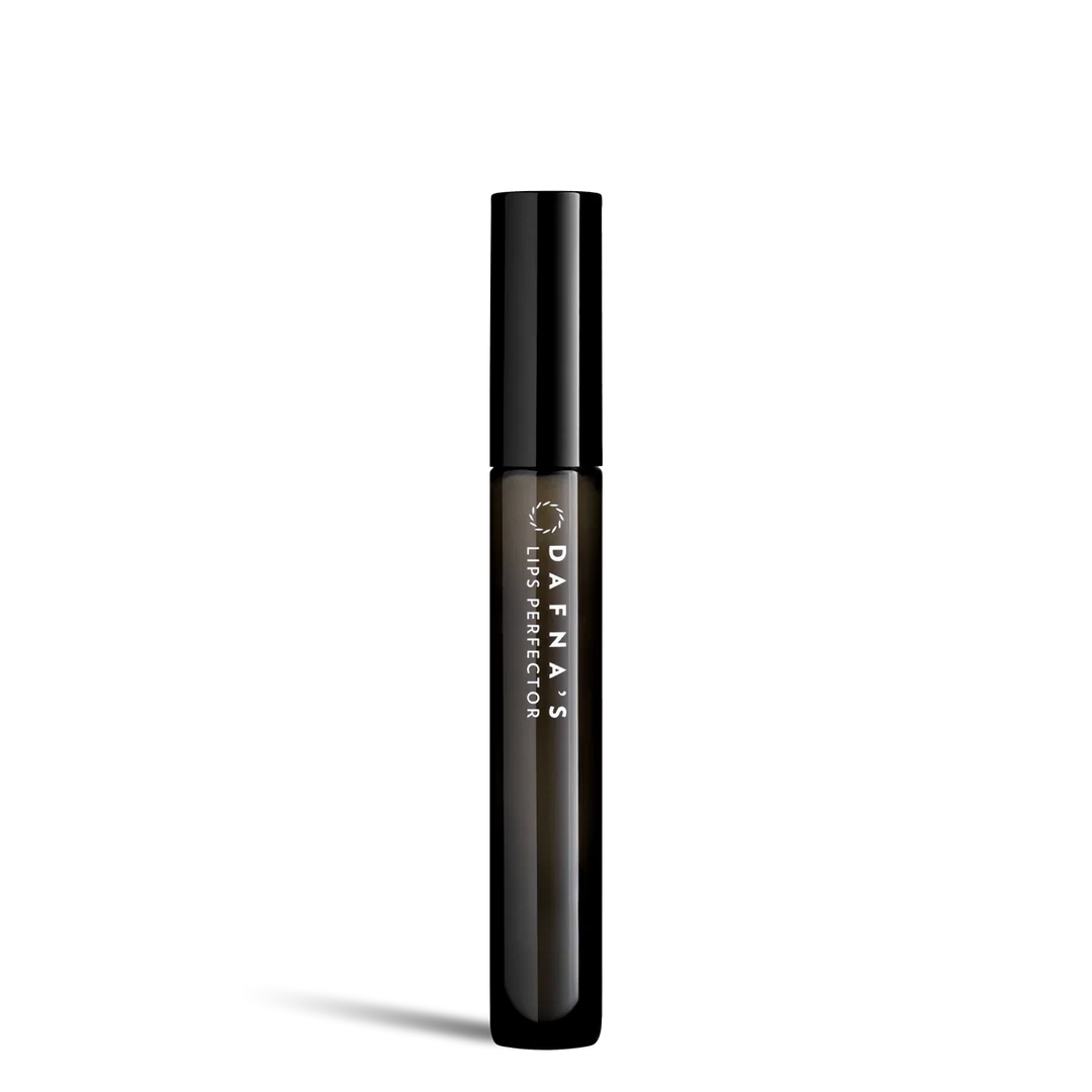 LIPS PERFECTOR von DAFNA´S stehend vor weißem Hintergrund.