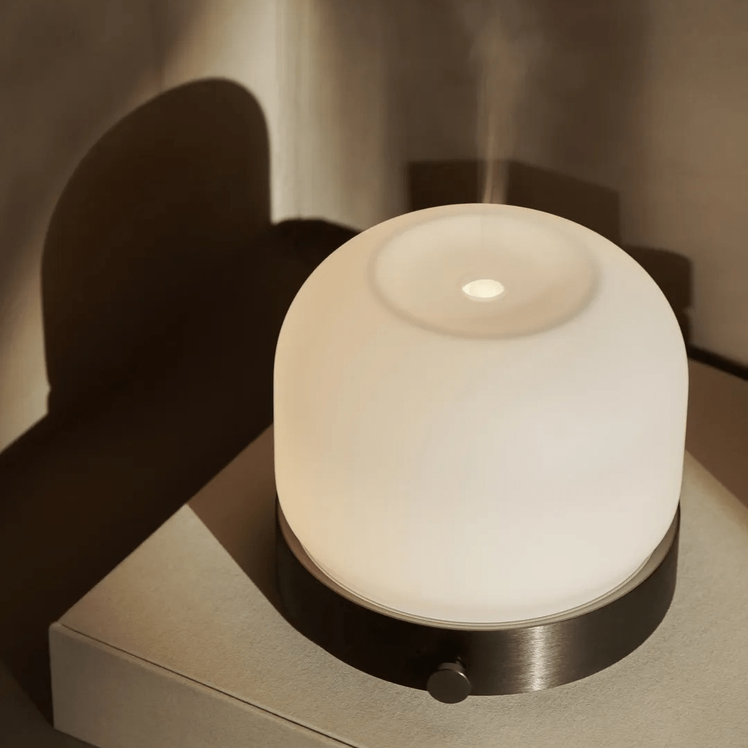 Looops Diffusor Quint eingeschaltet, stößt leichte Nebelschwaden aus. North Glow