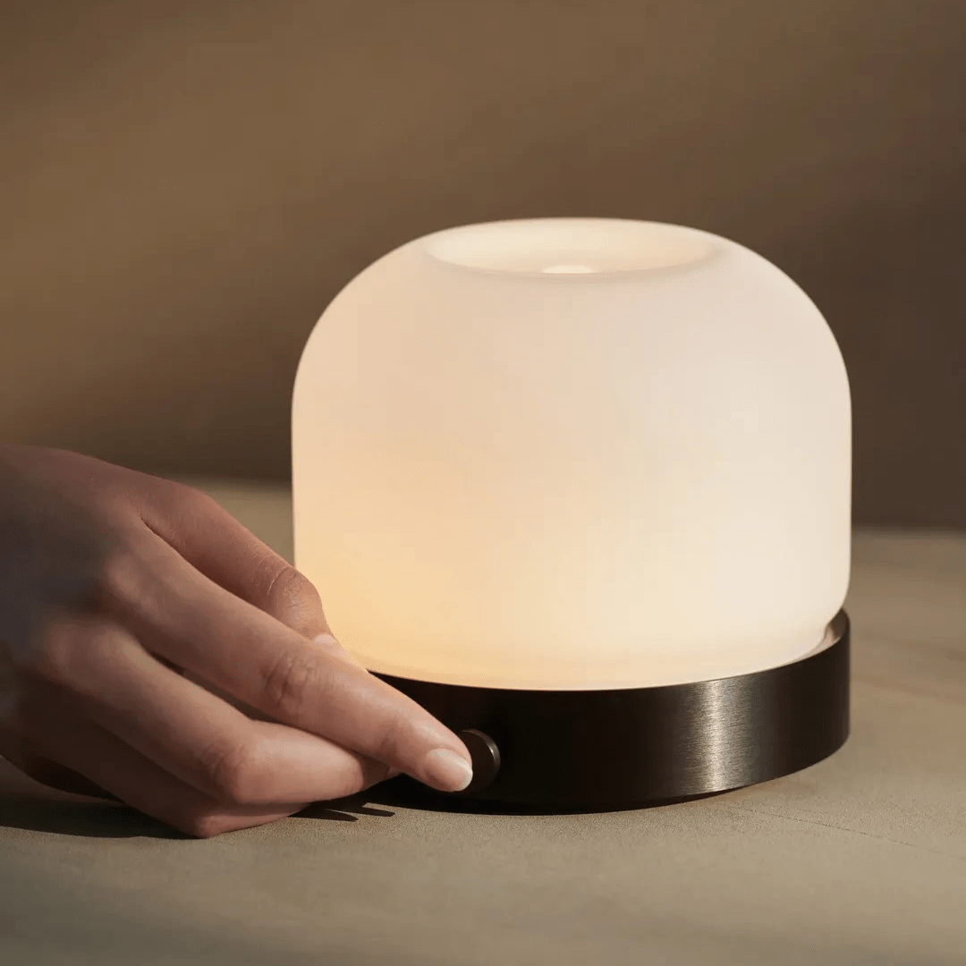 Hand schaltet Looops Diffusor Quint ein. North Glow