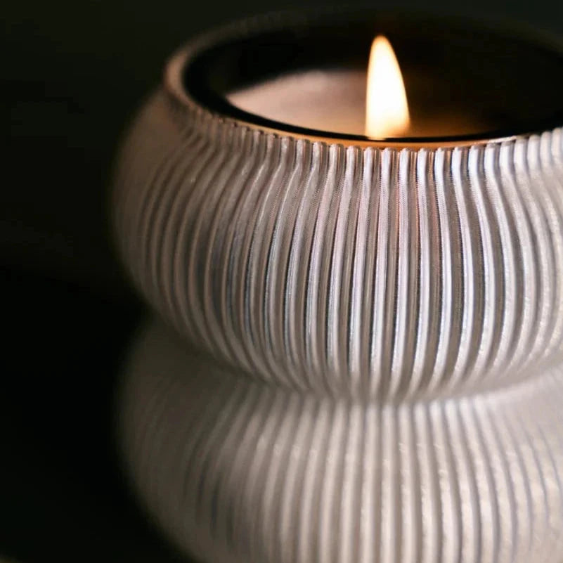 Nahaufnahme der Wellenstruktur der Designerkerze Koyl Sternenzelt von Looops in Kooperation mit Sheyn. North Glow