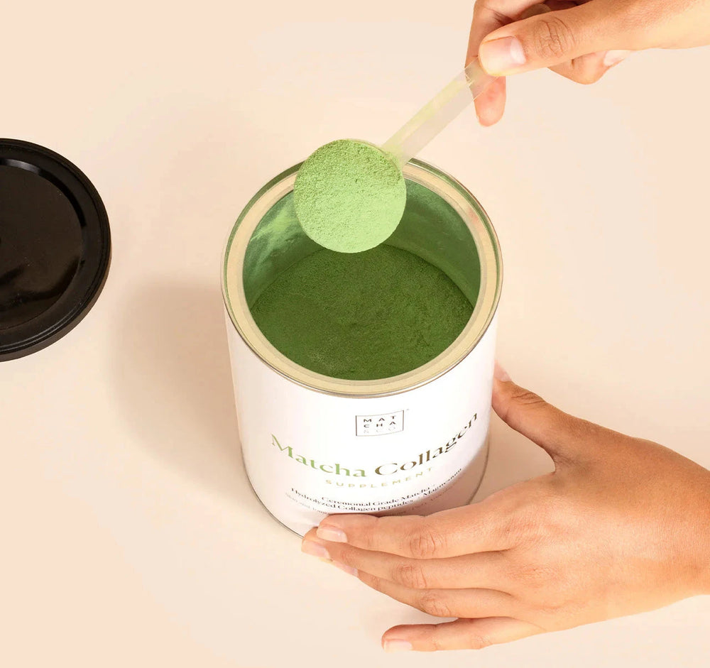 Dosierlöffel mit Pulver Matcha Collagen Bovine Origin von Matcha & CO über Produktdose.
