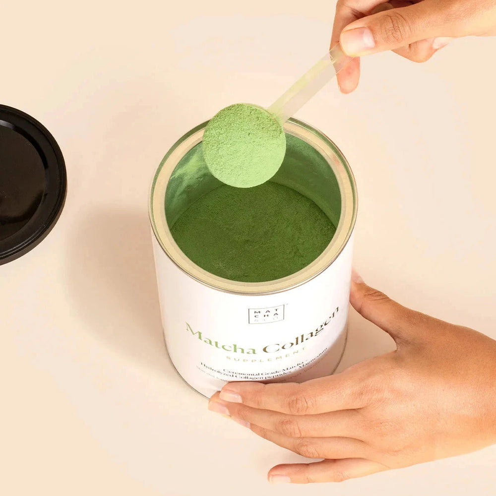 Dosierlöffel mit Matcha Kollagen Lemon Flavour Pulver über Produktdose von Micha & Co.