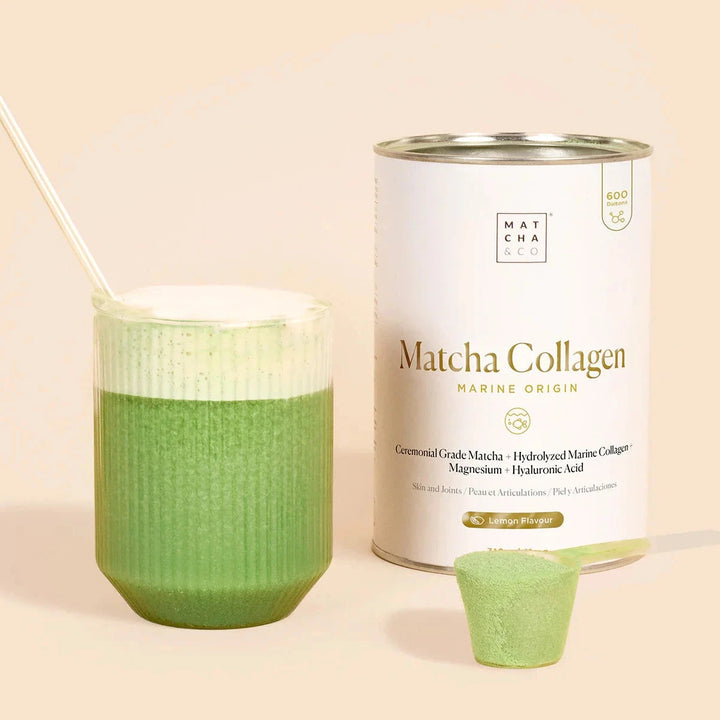 Matcha Kollagen Lemon Flavour von Micha & Co – angerührtes Getränk im Glas neben Produktdose.
