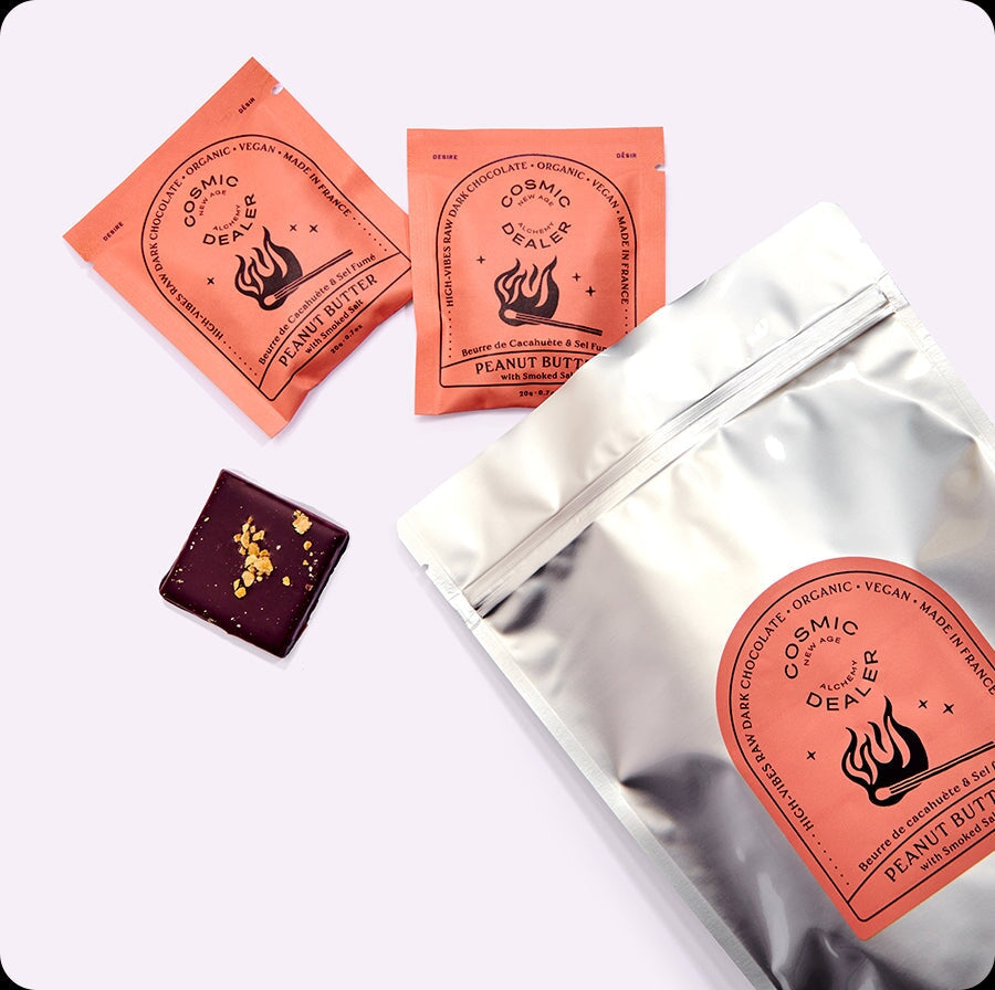 Cosmic Dealer 10er Pack Tasche Peanut Butter Schokolade liegt auf weißem Untergrund, 2 verpackte Tafeln   North Glow
