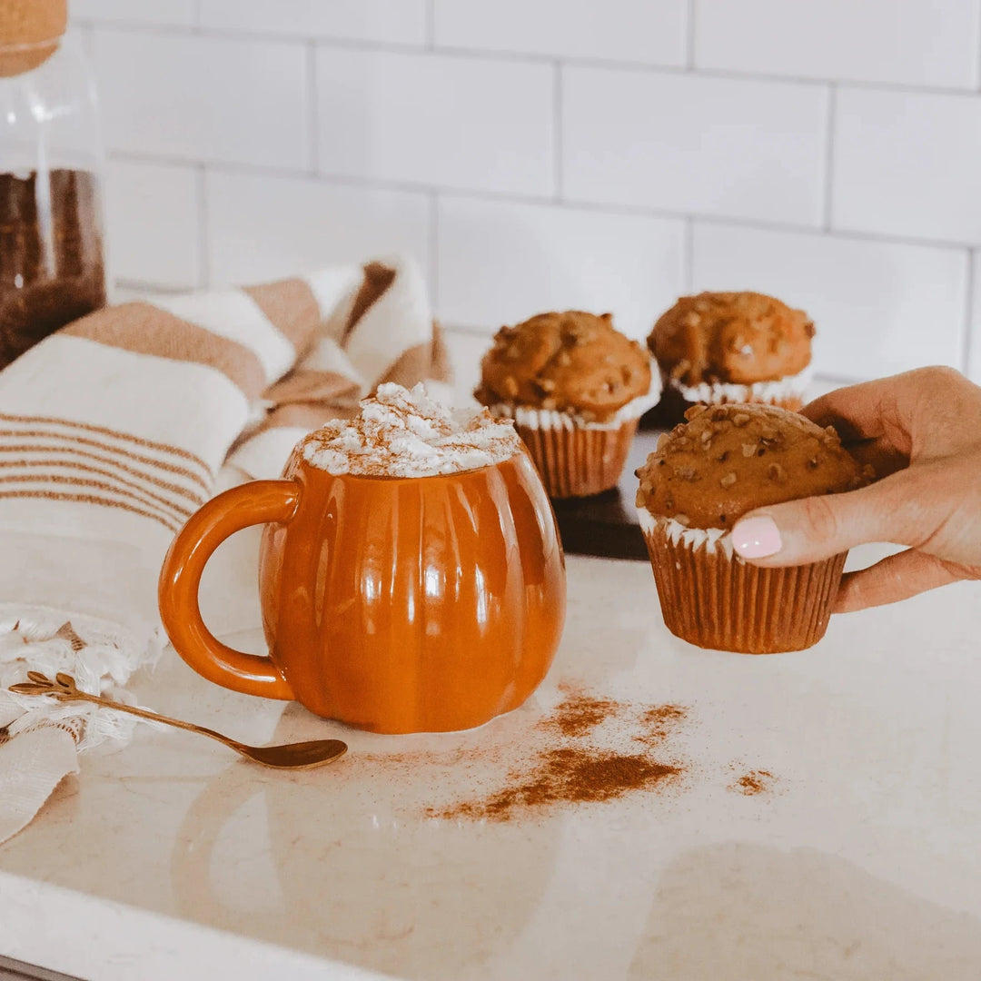 Herbstliche Kaffeetasse in Kürbis-Optik - Sweet Water Decor Pumpkin Coffee Mug
dekoriert in Küche mit Muffins