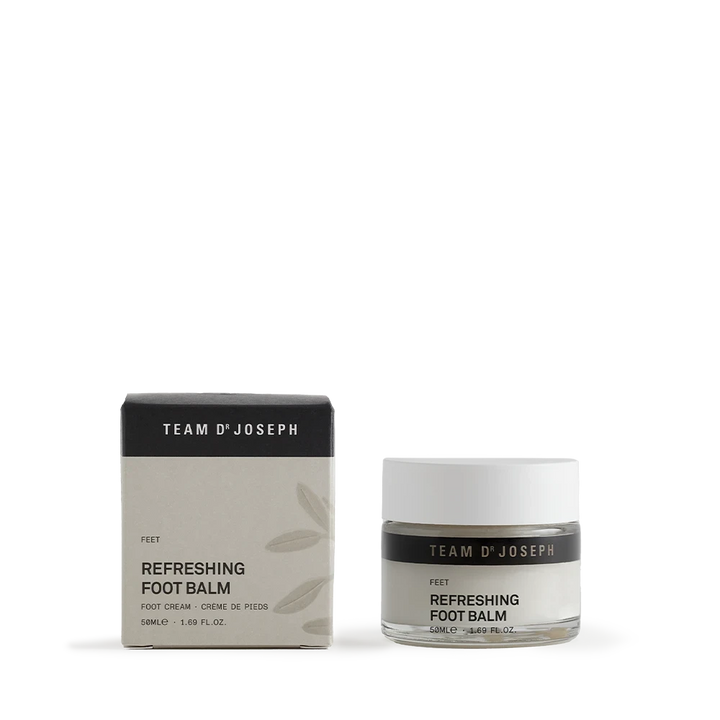 Team Dr Joseph Refreshing Foot Balm – eleganter Glastiegel mit weißem Schraubdeckel und schwarzem Etikett, neben edler Verpackung