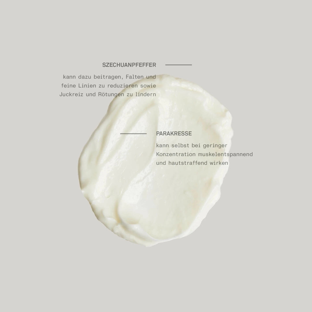 Detailaufnahme: Feine Textur der Rejuvenating Eye Cream im Tiegel, ideal für trockene Augenpartie North Glow