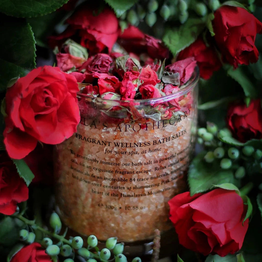 LOLA+S APOTHECARY delicate romance bath salts in a transparent jar with red roses 