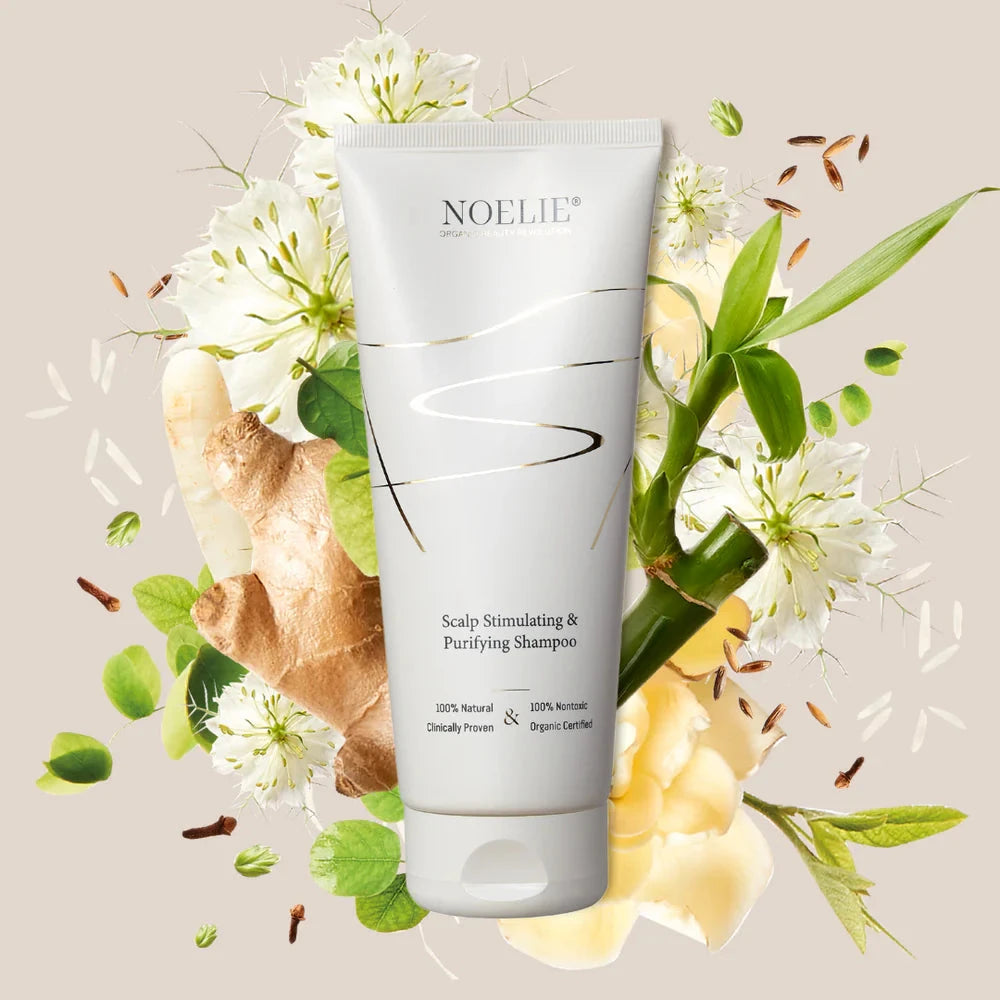 NOELIE Scalp Stimulating & Purifying Shampoo, im Hintergrund Blumen & Pflanzen. North Glow
