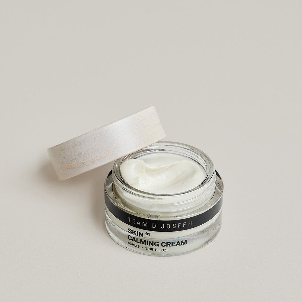Geöffneter Tiegel der Skin Calming Cream von TEAM DR JOSEPH, cremige Textur sichtbar auf hellem Hintergrund