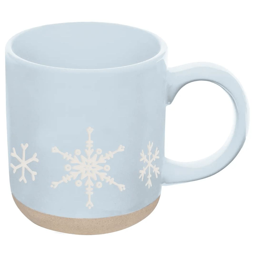 Schneeflocken Kaffeetasse aus Keramik vor weißem Hintergrund – handgefertigtes Design