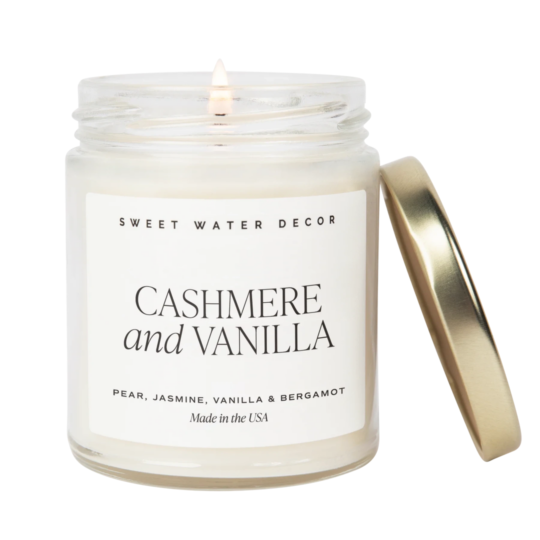 Brennende Sojawachskerze Cashmere and Vanilla vor transparentem Hintergrund. North Glow