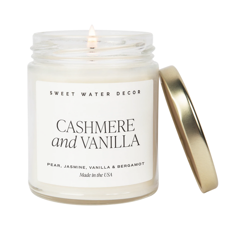 Brennende Sojawachskerze Cashmere and Vanilla vor transparentem Hintergrund.