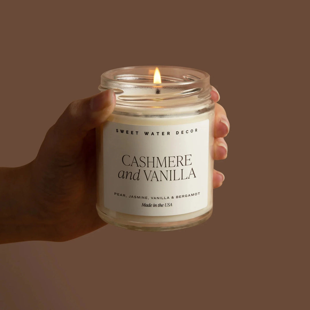 Eine Hand hält eine Sojawachskerze Cashmere and Vanilla. North Glow