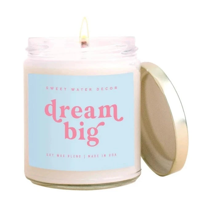 Brennende Sojawachskerze Dream Big von Swee Water Decor im Schraubglas mit angelehntem Deckel vor hellem Hintergrund.