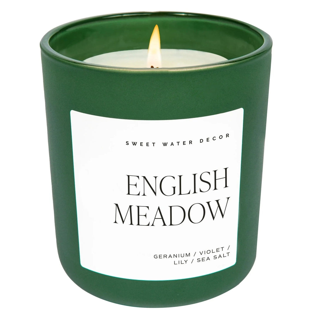 Soy wax candle "ENGLISH MEADOW" in green frosted glass against a white background. North Glow