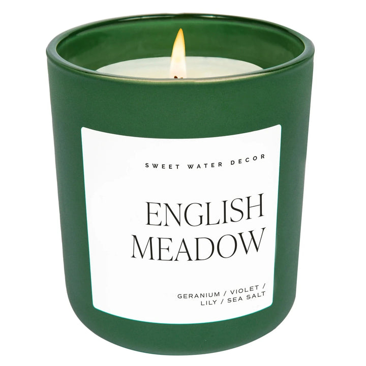 Soy wax candle "ENGLISH MEADOW" in green frosted glass against a white background.