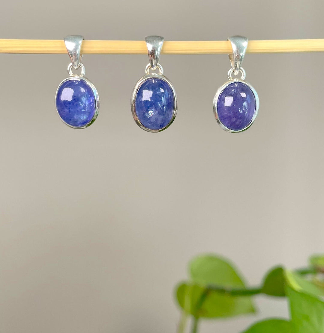 Tanzanite pendant with 925 silver setting North Glow