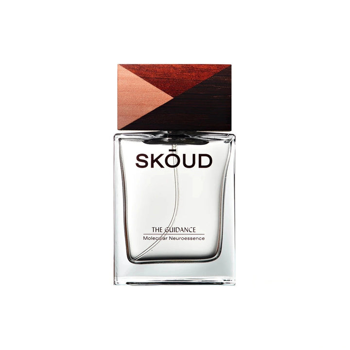 SKOUD The Guidance (Glasgefäß mit holzfarbenem Deckel) stehend vor weißem Hintergrund.