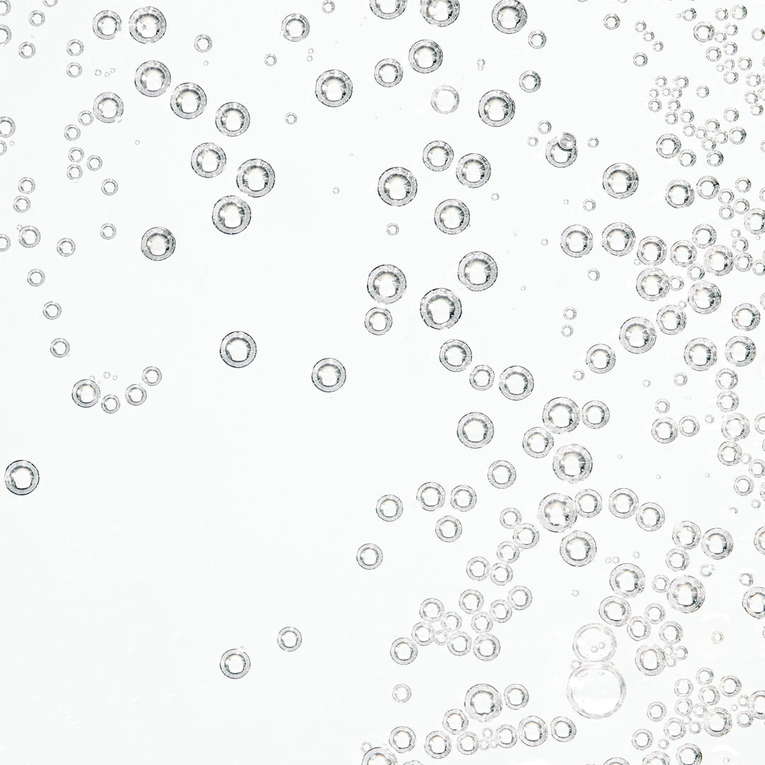 Tropfen des "The Guidance Molecular Neuroessence" von SKOUD mit weißem Hintergrund. North Glow