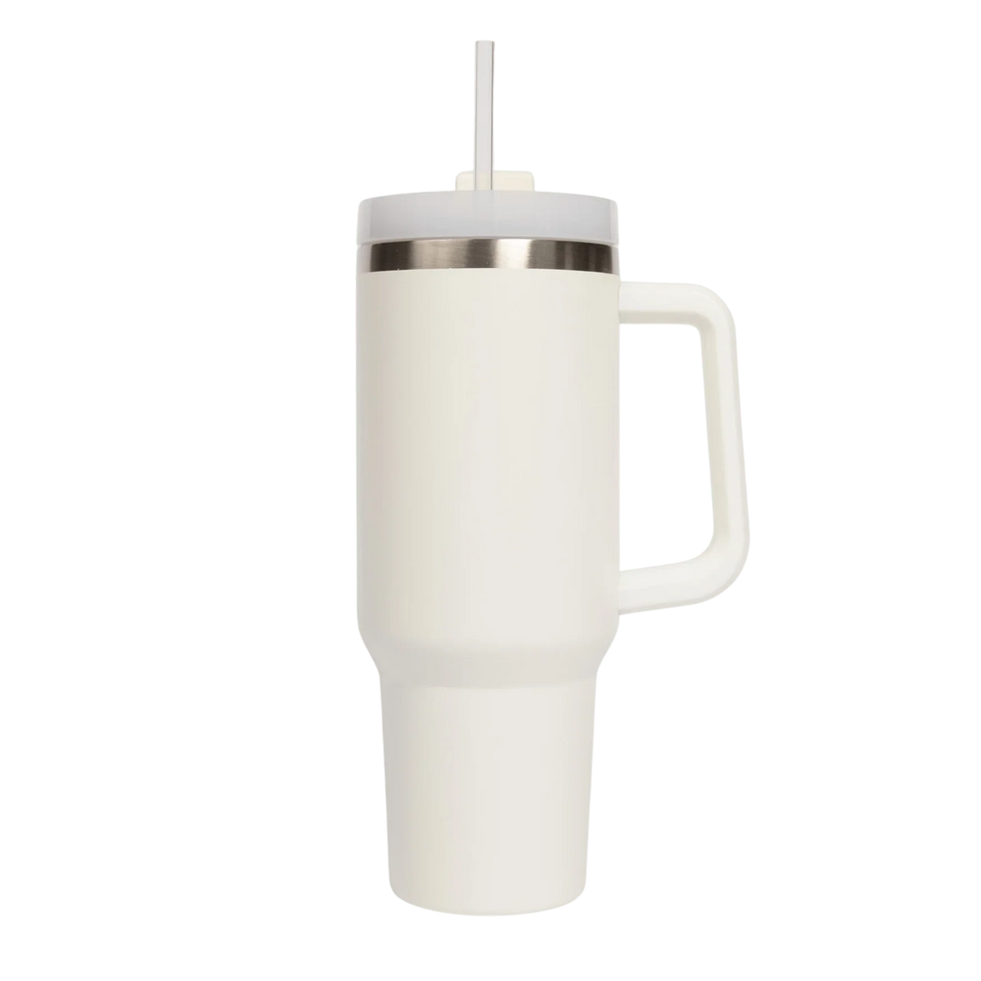Cremefarbener Tumbler / Thermobecher von Sweet Water Decor vor transparentem Hintergrund. North Glow