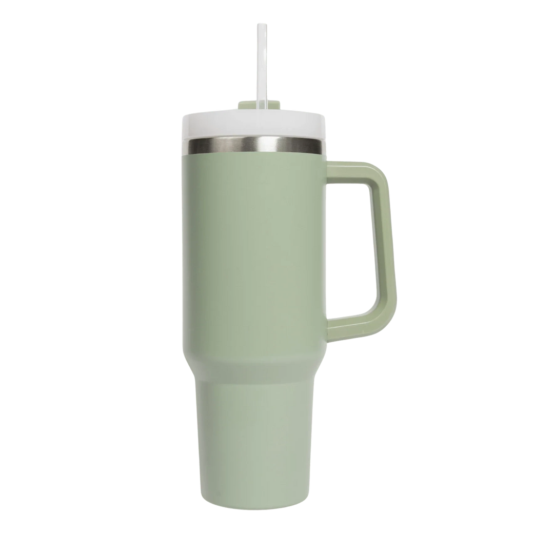 Grüner Tumbler / Thermobecher von Sweet Water Decor vor hellem Hintergrund. North Glow
