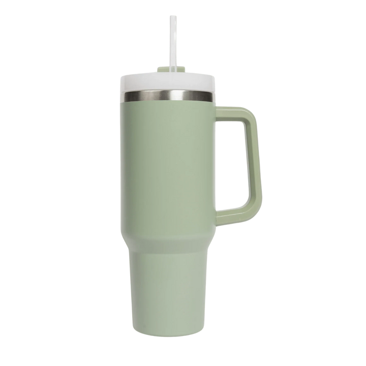 Grüner Tumbler / Thermobecher von Sweet Water Decor vor hellem Hintergrund.