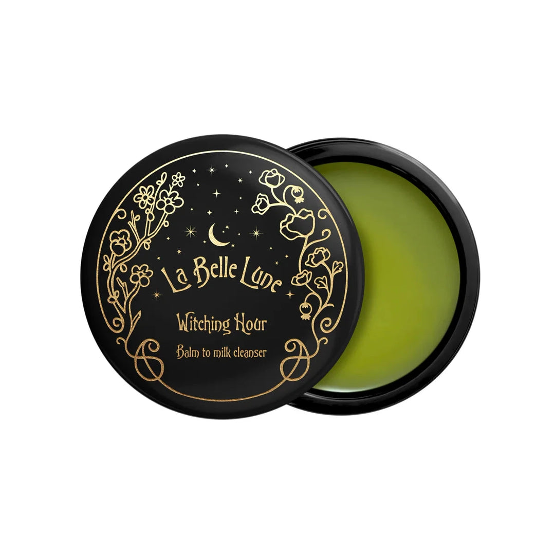Cremige Textur des Witching Hour Cleansers – zart grünlicher Balm in geöffneter Glasverpackung