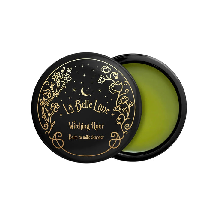 Cremige Textur des Witching Hour Cleansers – zart grünlicher Balm in geöffneter Glasverpackung