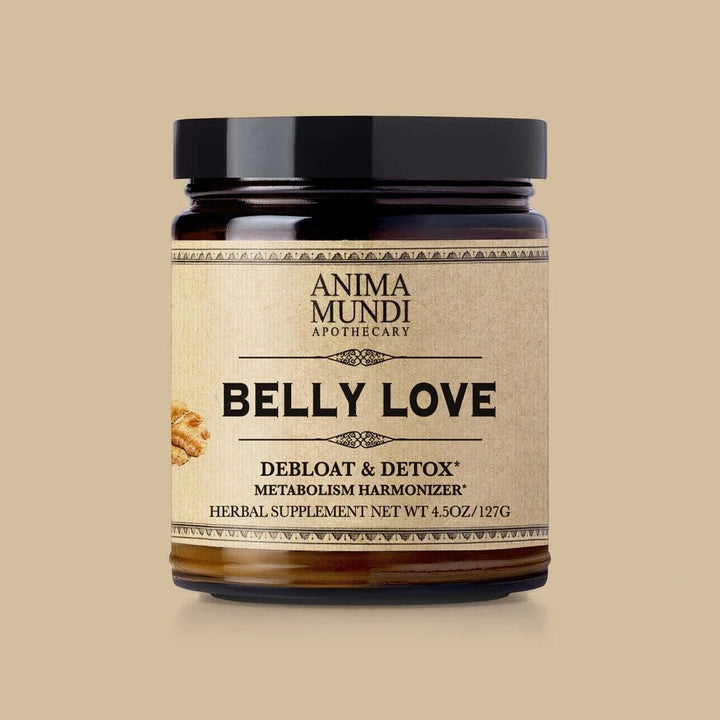 Anima Mundi Belly Love Schraubglas steht vor hellem Hintergrund.
