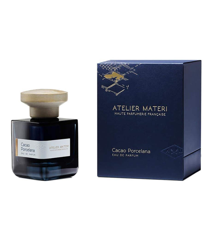Dark blue glass bottle with gray lid and dark blue packaging "Cacao Porcelana" by Atelier Materi against a white background.
