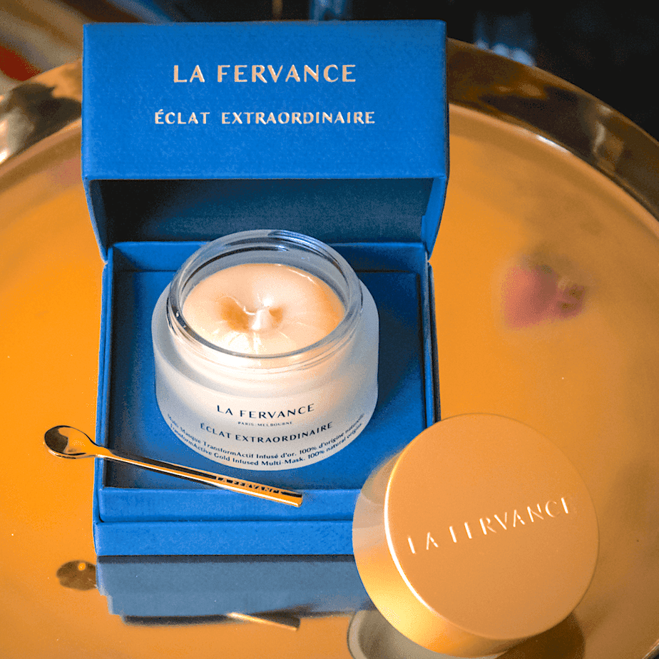 La Fervance Eclat Extraordinaire jar in blue packaging with golden spatula on golden plate