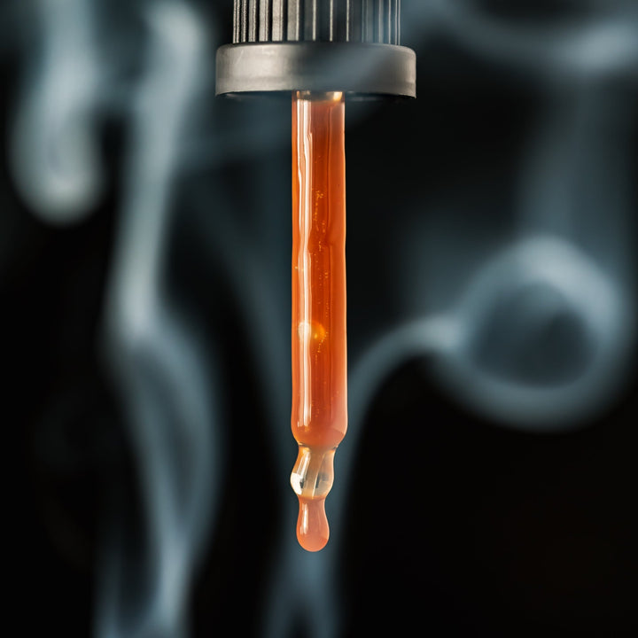 Ein Tropfen Mayan Dew auf dem Weg aus der Pipette – feuchtigkeitsspendend, leicht & nährend