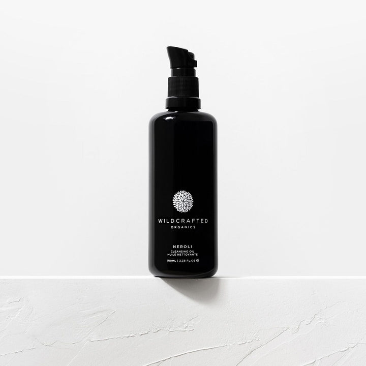 Schwarze Pumpflasche von Wildcrafted Organics Neroli Cleanser vor weißem Hintergrund.