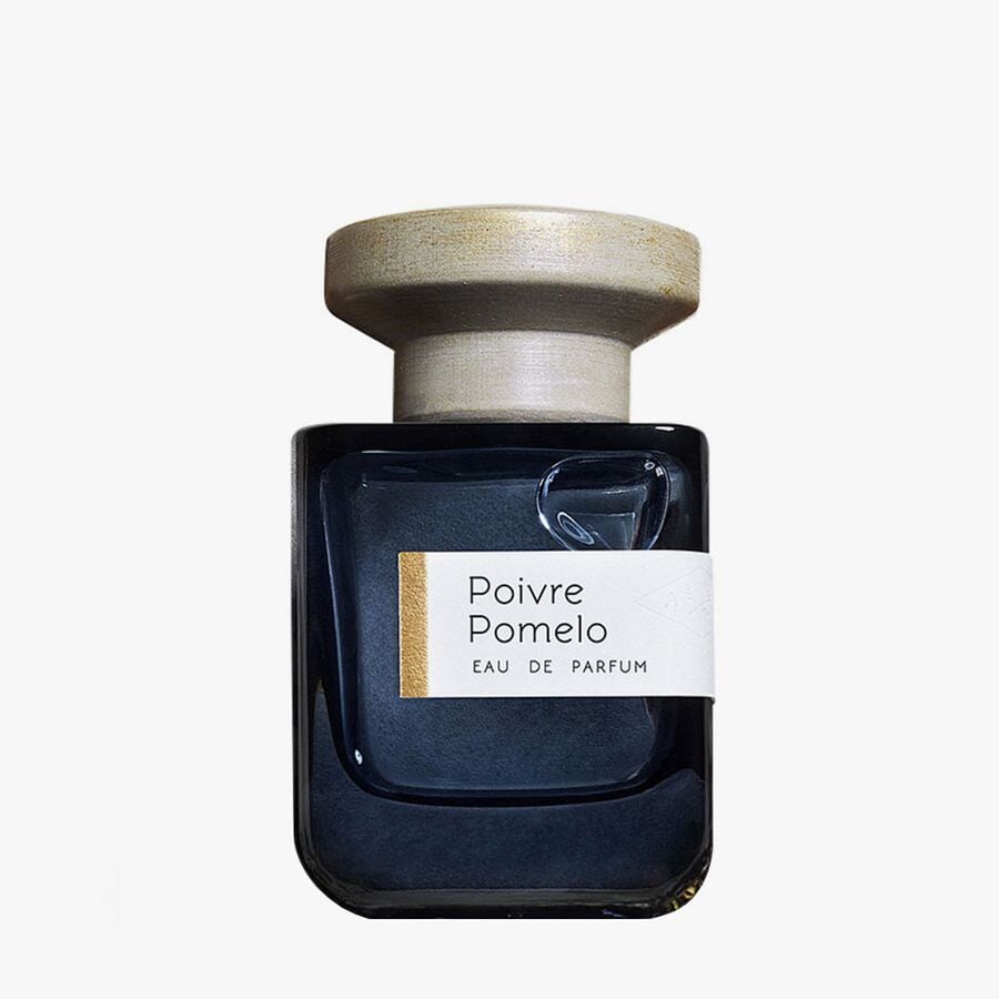 Dark blue glass bottle with gray lid "Poivre Pomelo" by Atelier Materi against a white background.