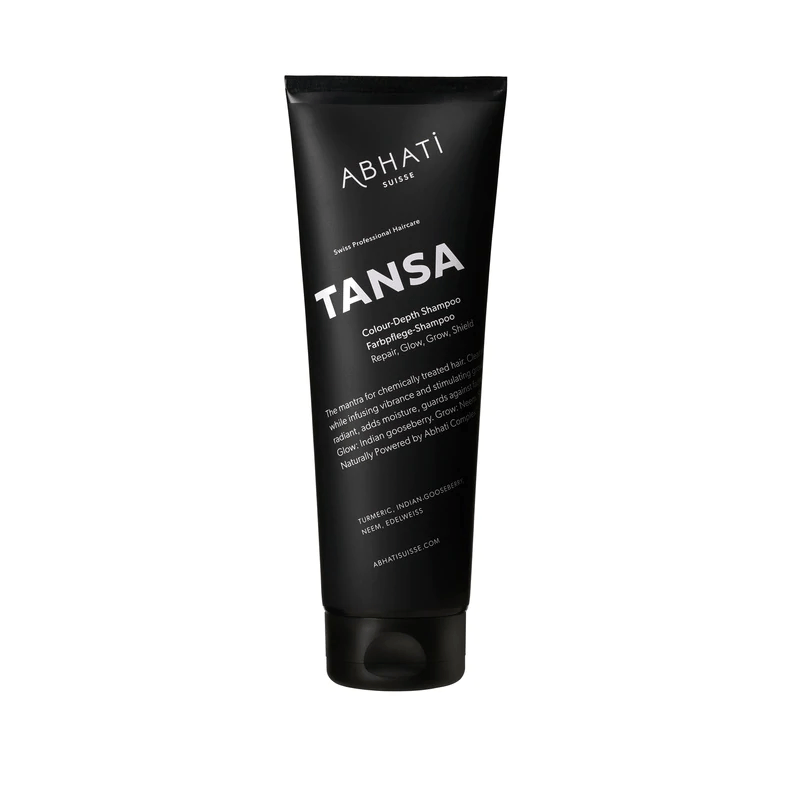 Abhati Suisse Tansa Shampoo Tube steht vor weißem Hintergrund.