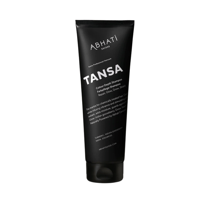 Abhati Suisse Tansa Shampoo Tube steht vor weißem Hintergrund.