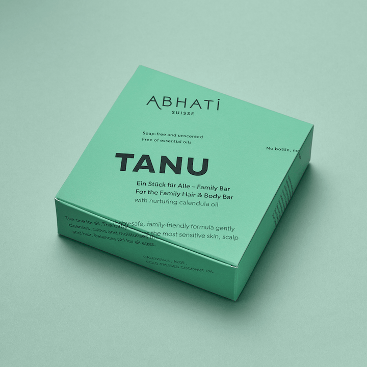 Abhati Suisse Tanu Verpackung liegt auf hellgrünem Untergrund.
